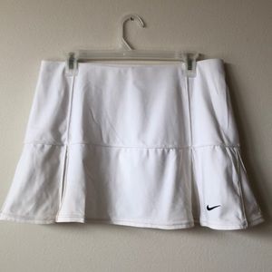 Nike Dry Fit Tennis Skirt in White Size Medium